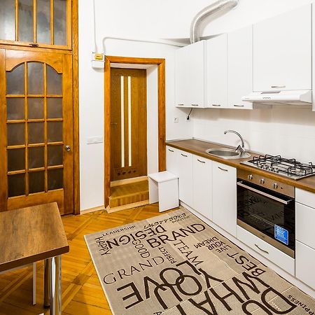 Three-Room Apartment Львов Экстерьер фото