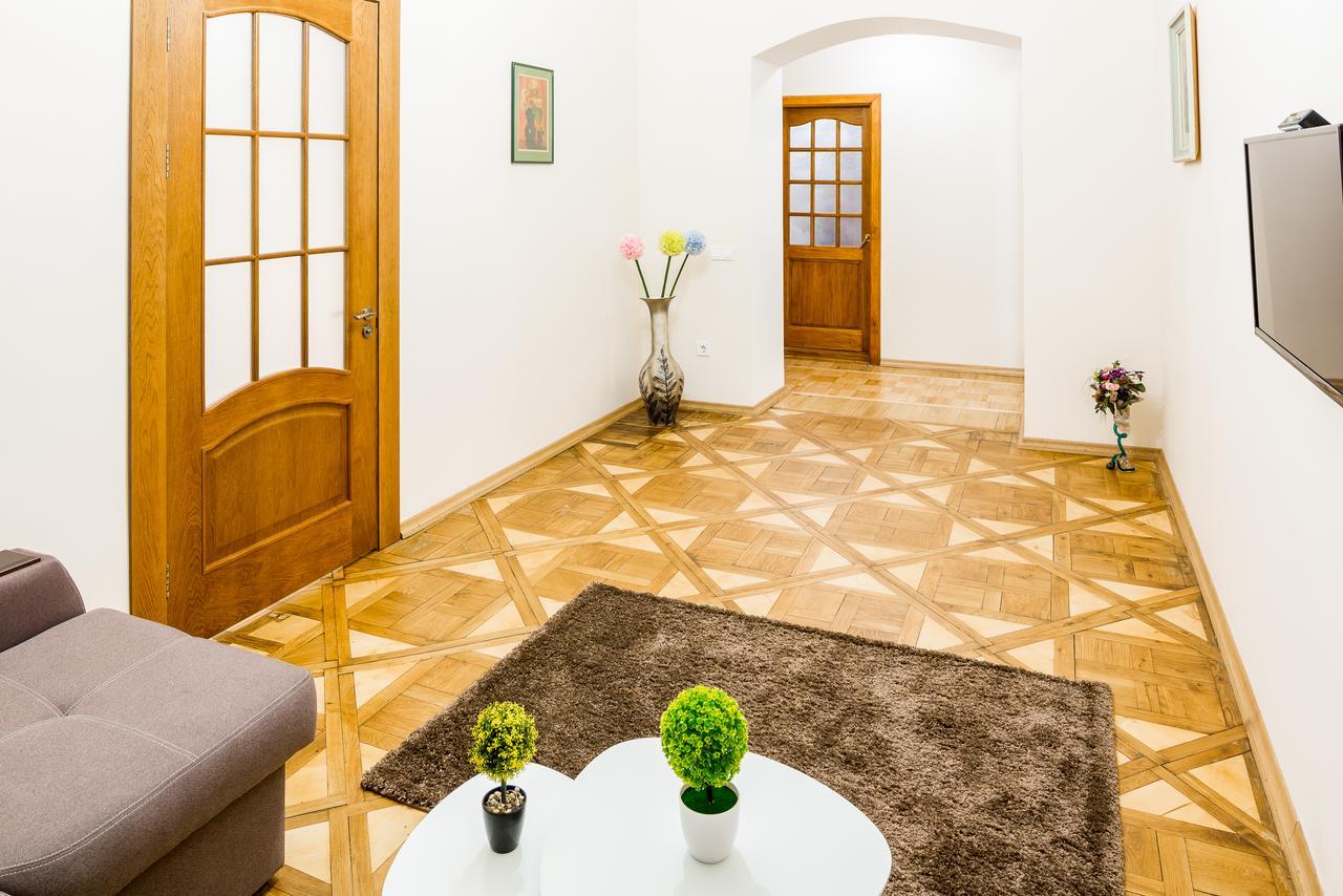 Three-Room Apartment Львов Экстерьер фото